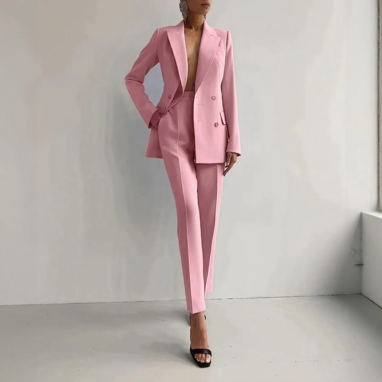 Chic Tailored Suit for Modern Professionals