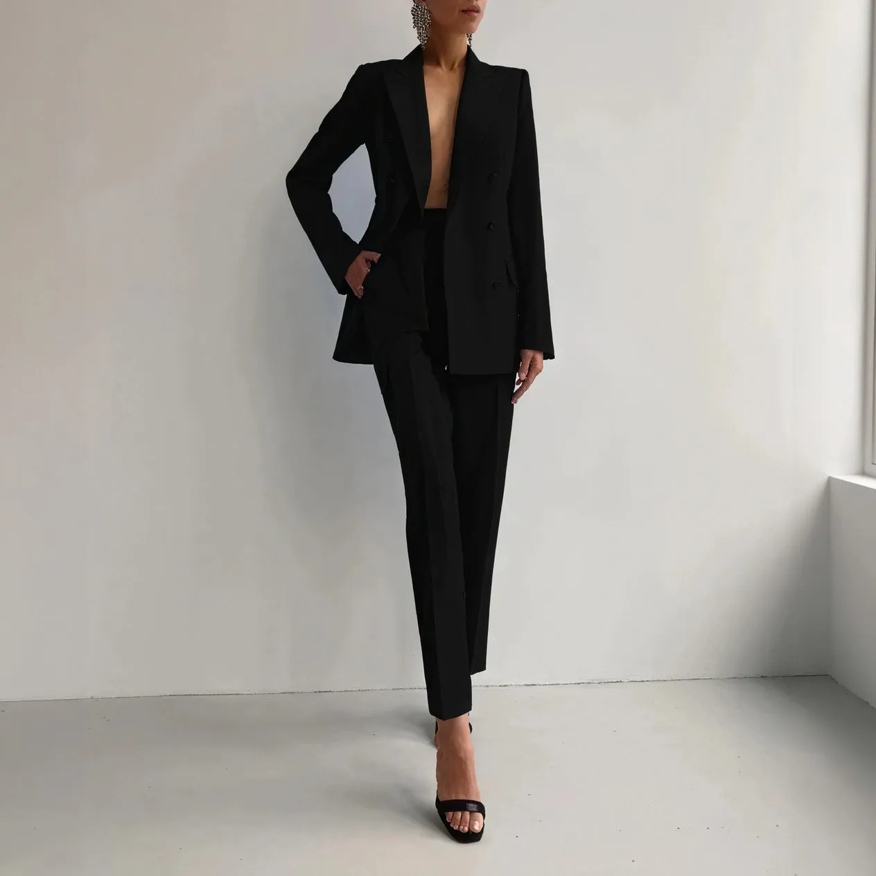 Chic Tailored Suit for Modern Professionals