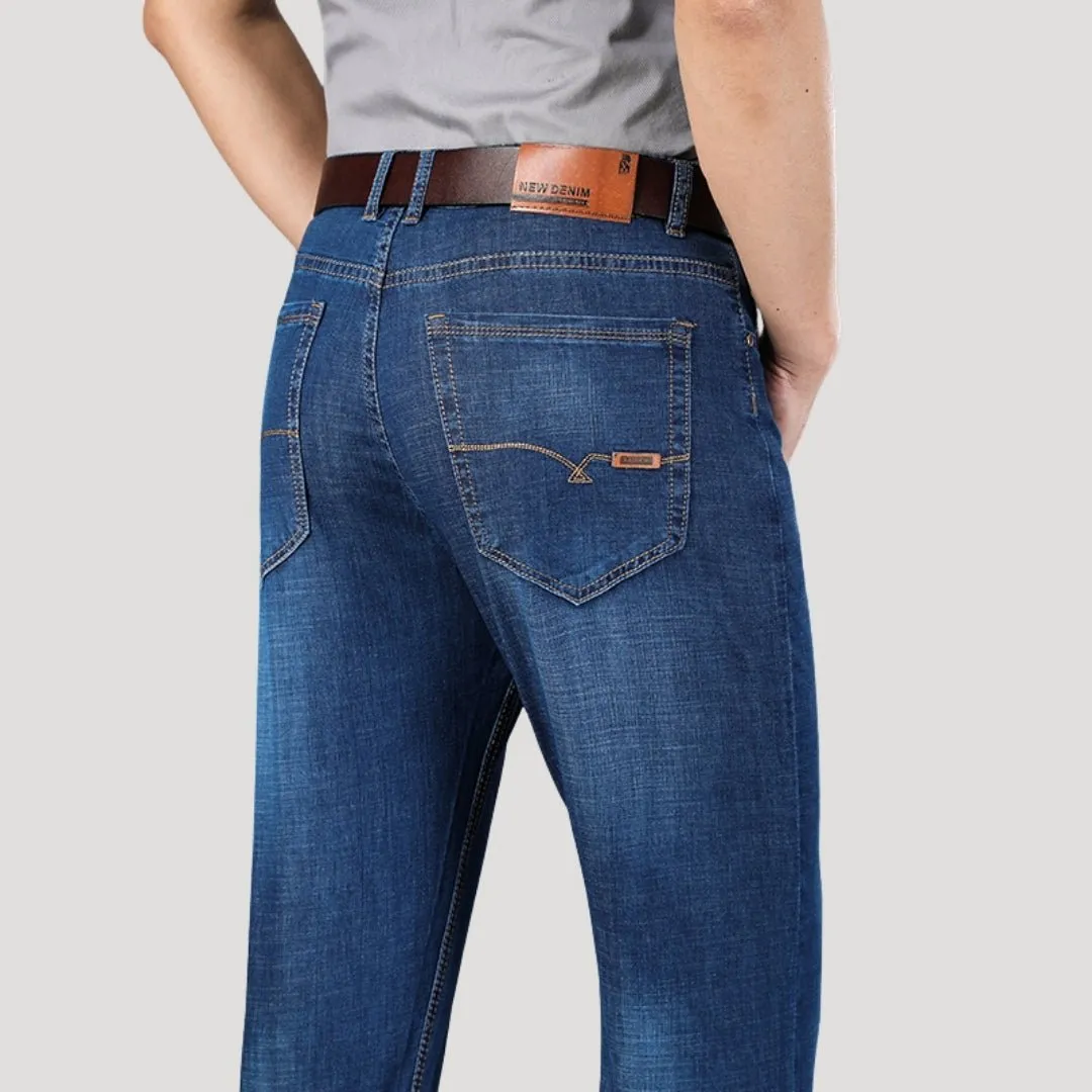 Straight Leg Jeans – Classic Fit – Clean Mid-Wash Denim
